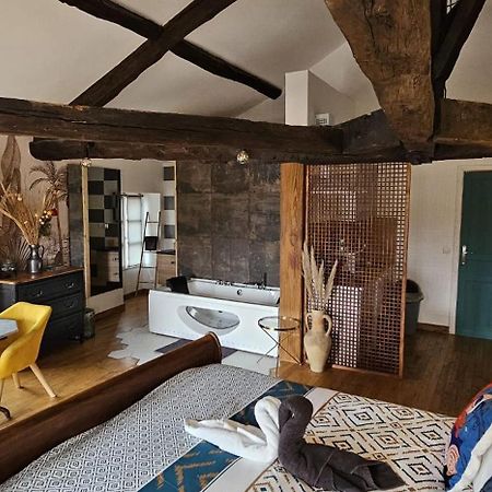 Suite Penthouse Romantique, Confolens, Charente Екстер'єр фото