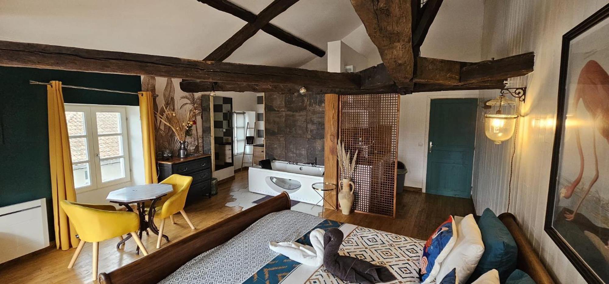 Suite Penthouse Romantique, Confolens, Charente Екстер'єр фото
