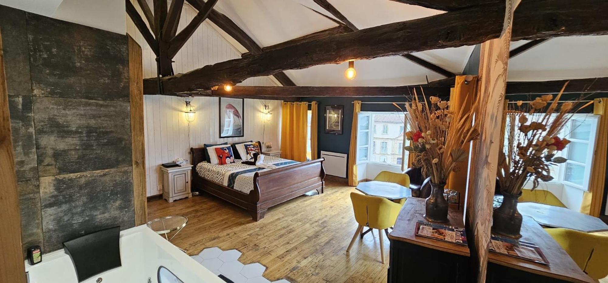 Suite Penthouse Romantique, Confolens, Charente Екстер'єр фото